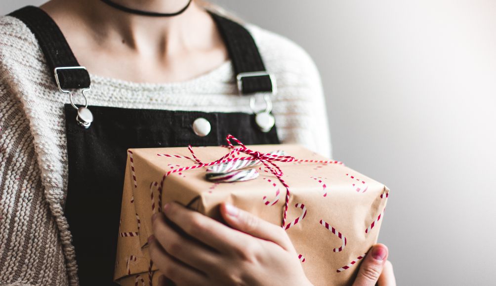 There are lots of inexpensive ways to give back at Christmas, and get into the giving spirit.