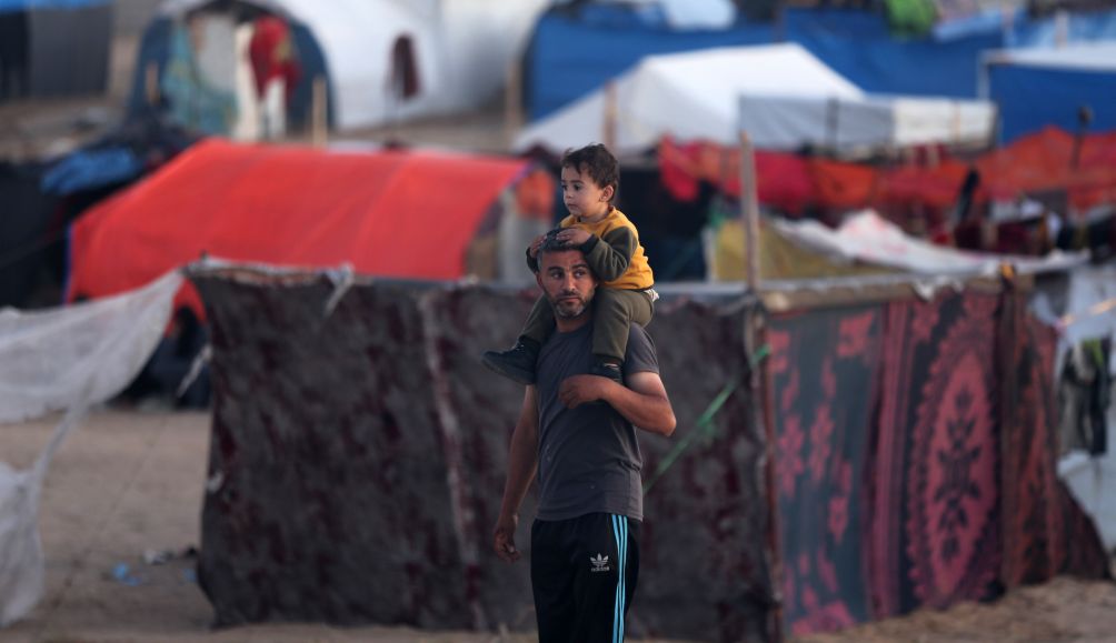 Displaced Palestinians set up tents on a beach, near Deir el-Balah, in the central Gaza Strip.