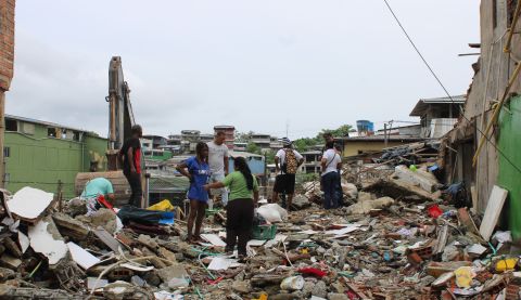 people rummaging after the earthquake in Colombia