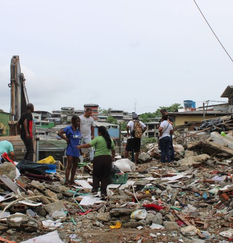 people rummaging after the earthquake in Colombia